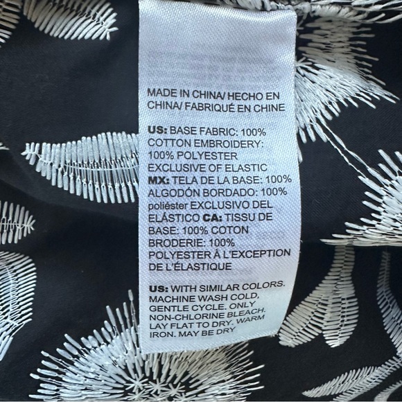 Chico’s Black & White 3D Embroidered Floral Shirt Chico's Size 1, Size 8 - Picture 7 of 7
